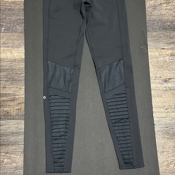 Alo Yoga High-Waist Moto Legging
W5494R Size S - Picture 10 of 14